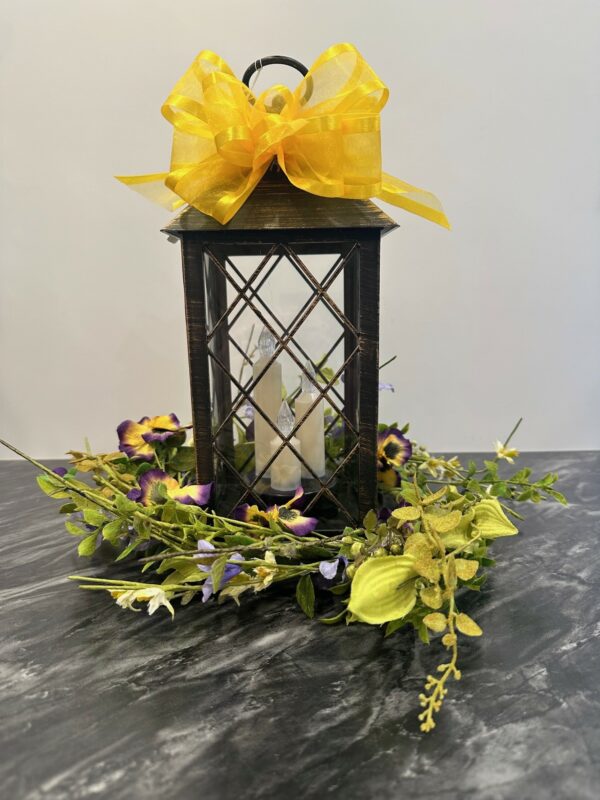 12 H lighted lantern w floral